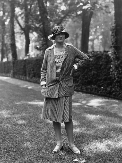 1920 bedacht de mode ontwerpster coco chanel een losse jurk|Coco Chanel: biografie van een symbool van .